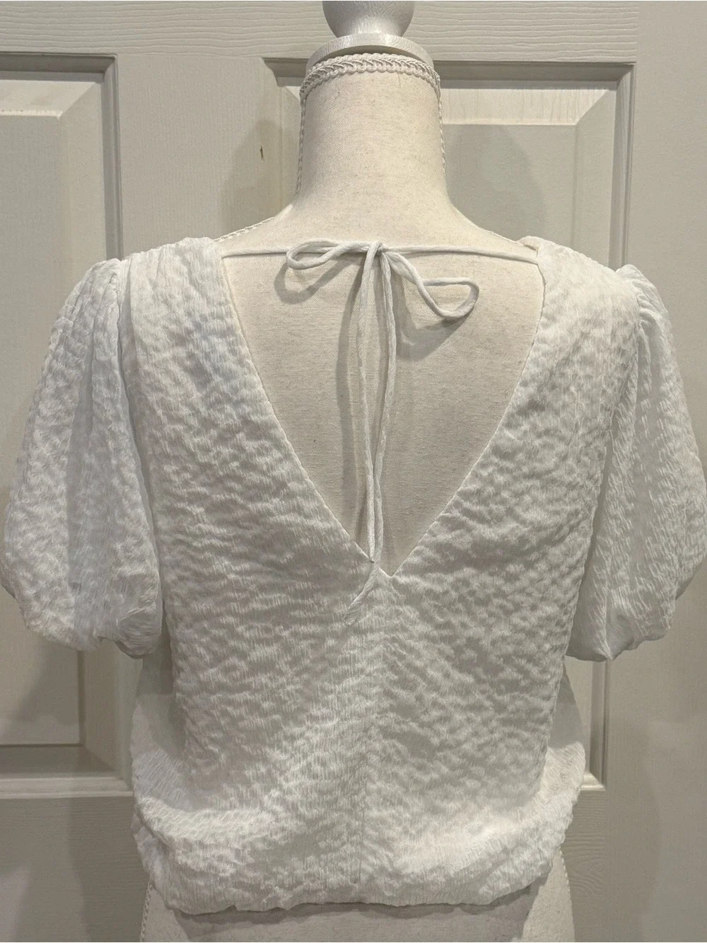 ASTR The Label White Textured Puff Sleeve Tie Back Crop Blouse XS/S